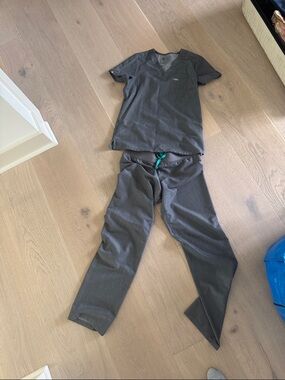 FIGS Gray Medical Scrub Set - XS Top & S Pants